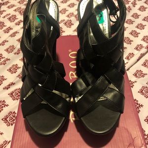 Black strap sandal